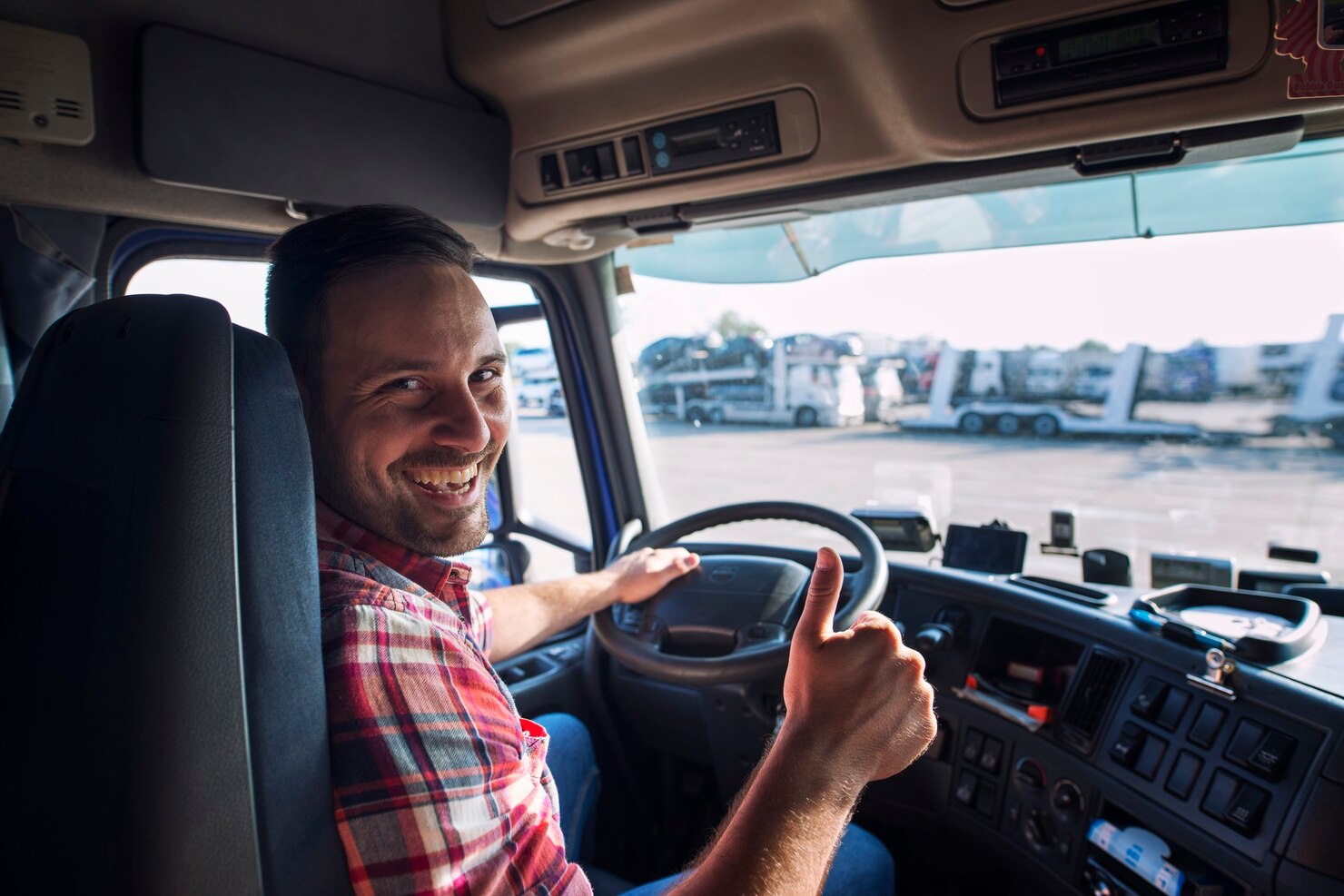 retrato-conductor-camion-sentado-su-camion-sosteniendo-thumbs-up
